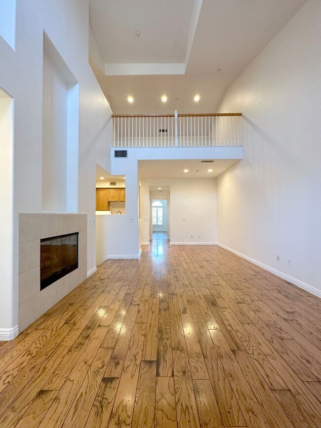 Building Photo - 2 BEDROOM 2.5 BATHROOM WITH LOFT HOME IN HIGHLY DESIRED BERKSHIRE TRACK