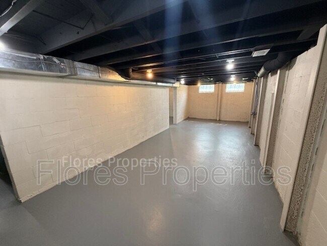 Building Photo - 1018 Urana Ave