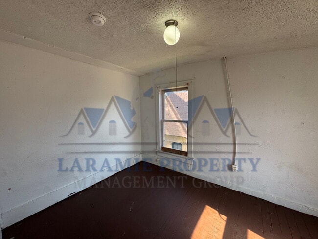 Building Photo - 2 bedroom + Office upstairs