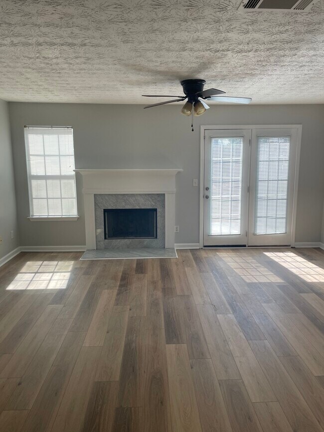 Building Photo - Spacious Townhome, New flooring!