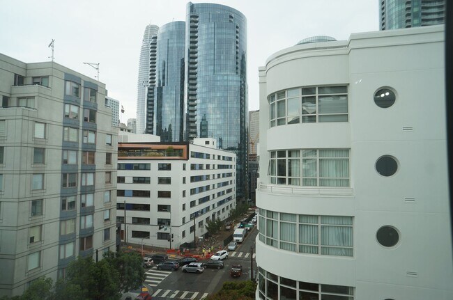 Building Photo - Excellent South Beach Location-1 Bed/1 Bath in Amenity Building with W/D & Garage Parking!