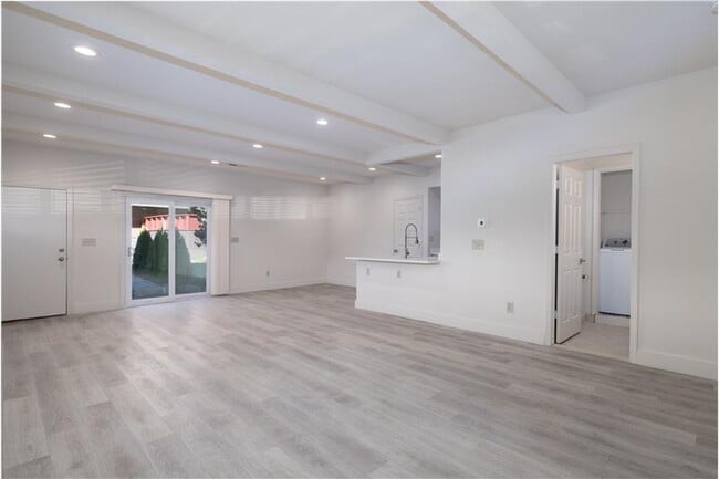 Building Photo - 206 Montoya Dr