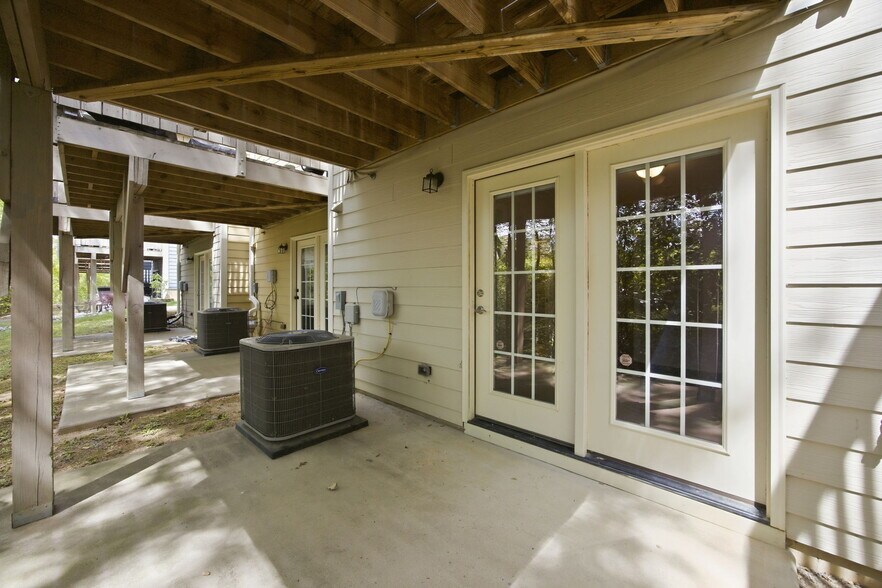 Building Photo - 2800 Bedford Green Dr