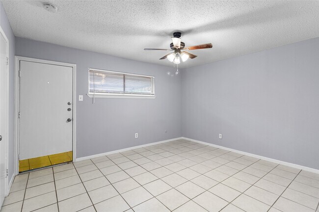 Building Photo - 1016 E Tri Oaks Ln