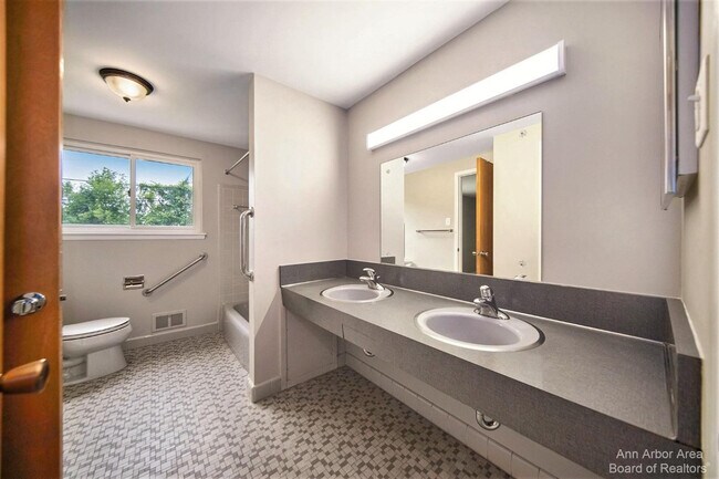 Building Photo - 2923 Burlington Ct