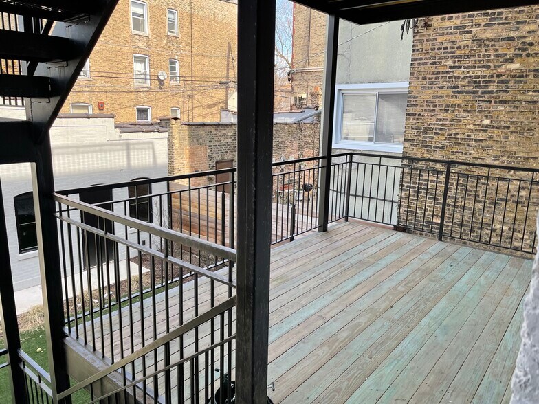 Deck - 1508 W Addison St