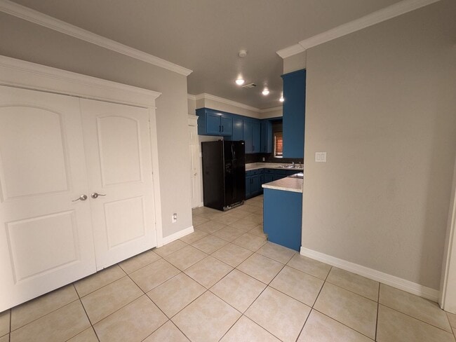 Building Photo - 5845 Woodway Dr