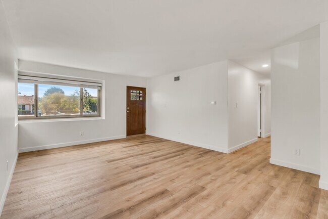 Building Photo - 4820 Cobb Dr