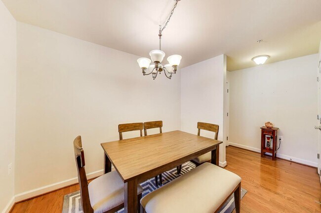 Building Photo - Light-filled 2bd/2ba right on S Four Mile Run $2850