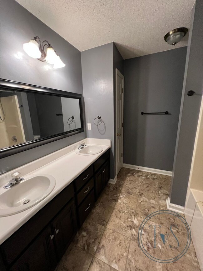 Building Photo - 2020 Weybridge Ct