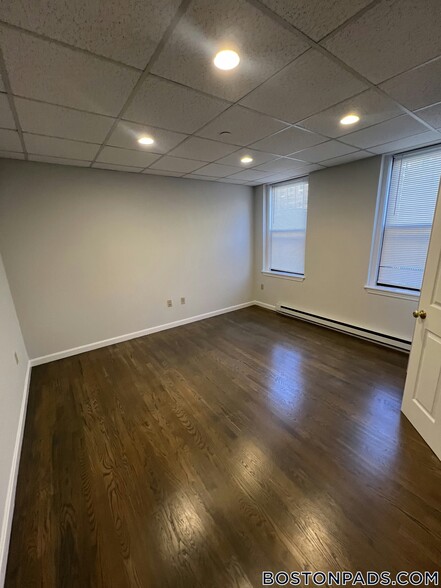 Building Photo - 77 Park Dr