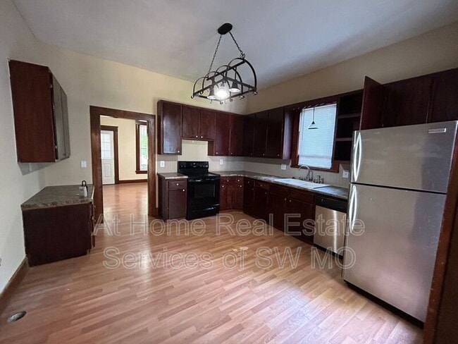 Building Photo - 818 W Monroe Terrace