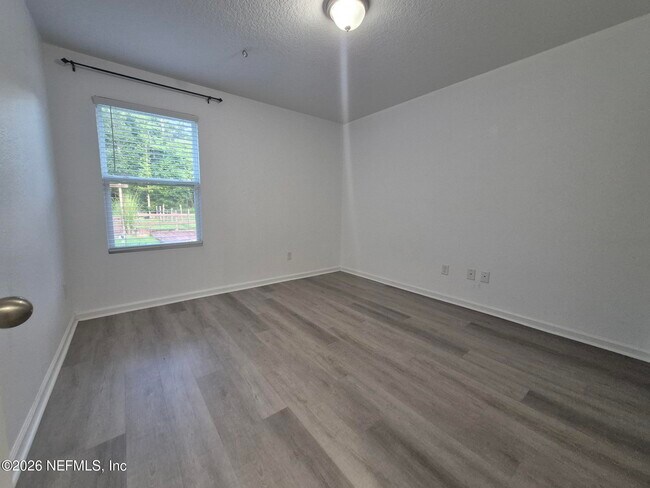 Building Photo - 6806 Old Middleburg Rd S