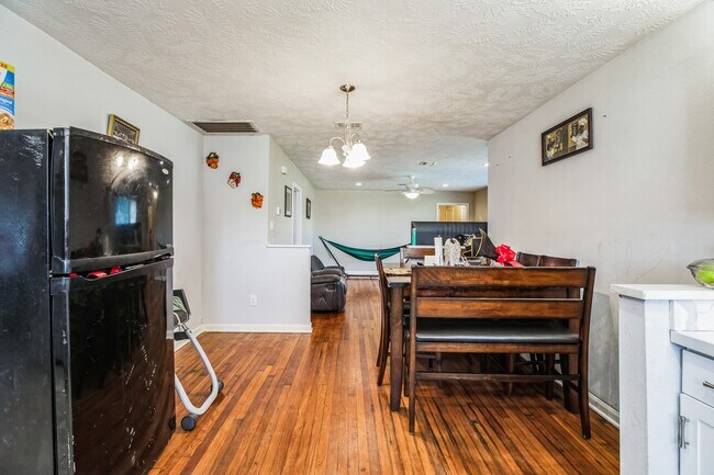 Building Photo - 1301 Oaks Dr