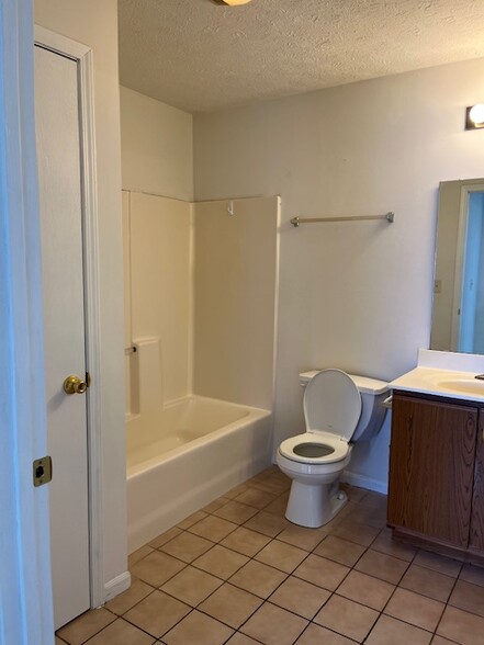 Bathroom with tub/shower combo and linen closet - 120 Twyckenham Blvd