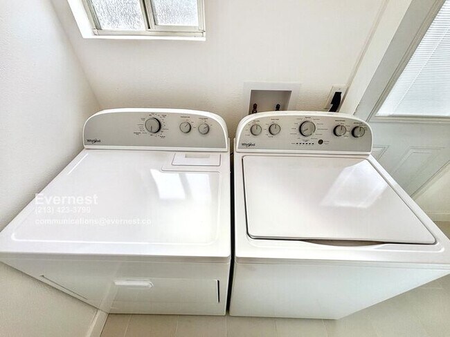 Building Photo - Lovely 2-Bedroom Duplex with Modern Comfor...
