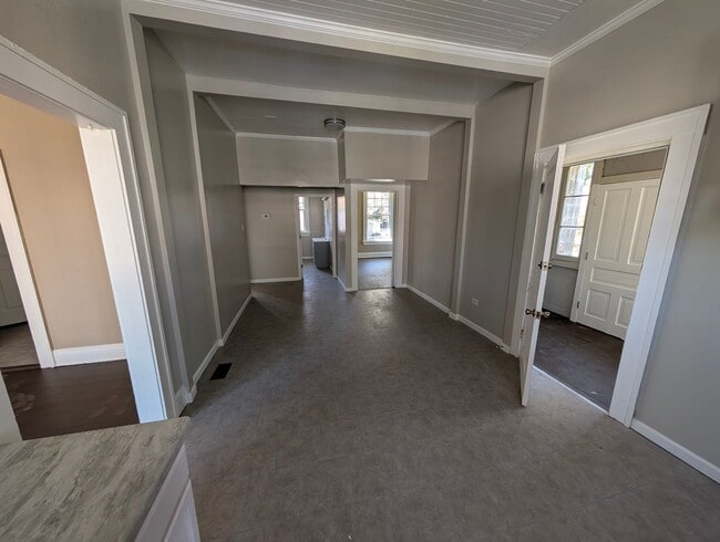 Building Photo - Spacious 3/4 Bedroom