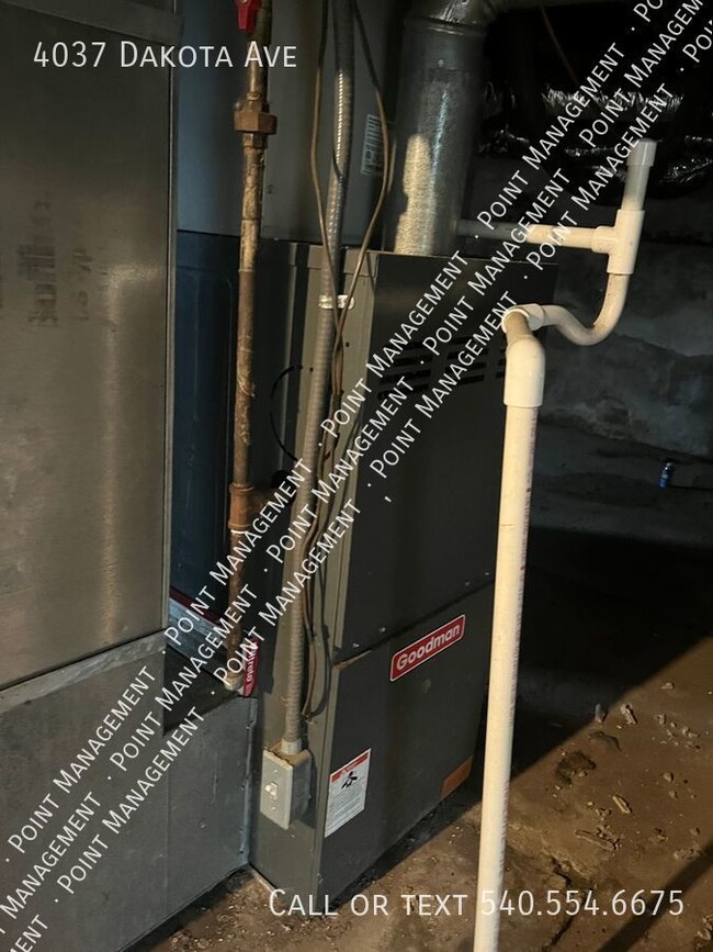 Building Photo - 4 bed 1 bath with Backyard space