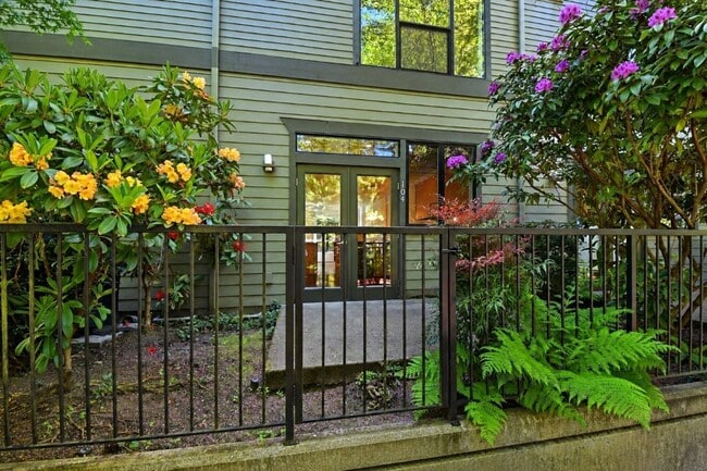 Building Photo - 2Bd/1.75Ba Bellevue Townhome