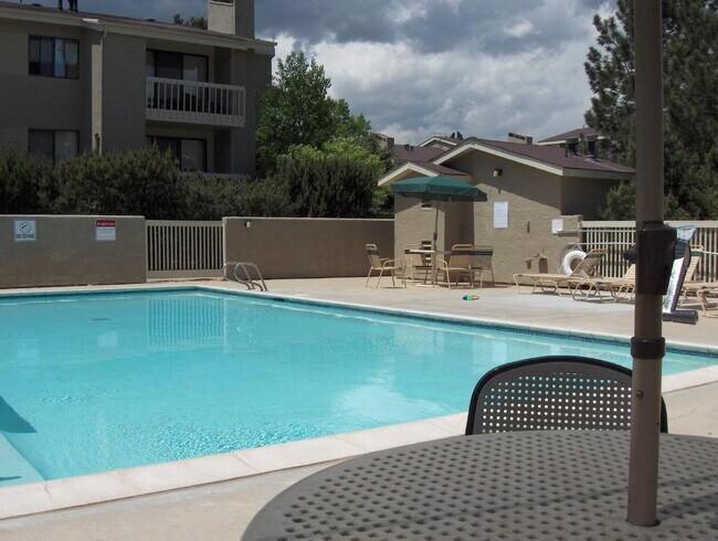 Building Photo - "Charming 2-Bed, 2-Bath Condo Retreat in Boulder – Cozy 995 Sq. Ft. Haven Awaits!"