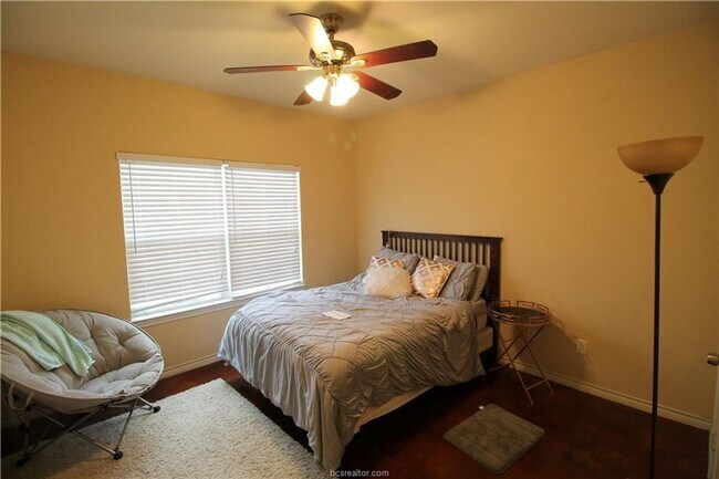 Building Photo - Spacious 4 Bedroom, 3 Bathroom House in Ho...