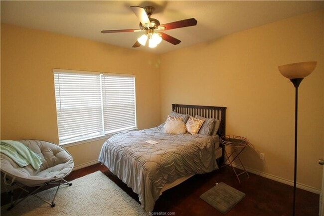 Building Photo - Spacious 4 Bedroom, 3 Bathroom House in Horse Haven!