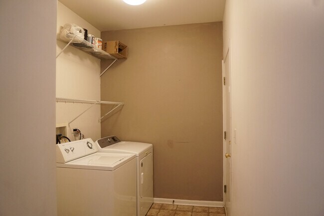 Building Photo - 1574 Millbrook Dr