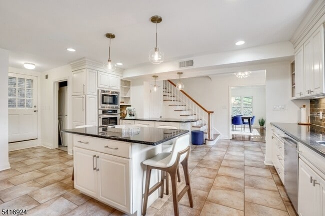 Building Photo - 304 Forest Dr S