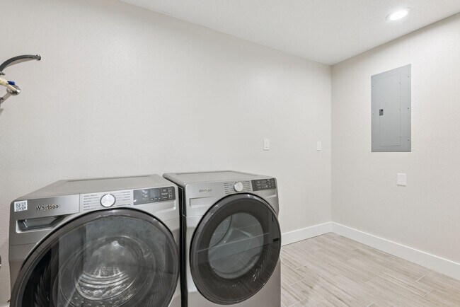 Building Photo - Fully Remodeled Winter Park Home