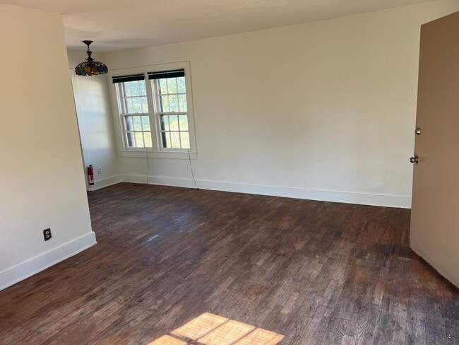 Building Photo - charming  Stone home : 1-bedroom, 1-bathroom (All utilities included)