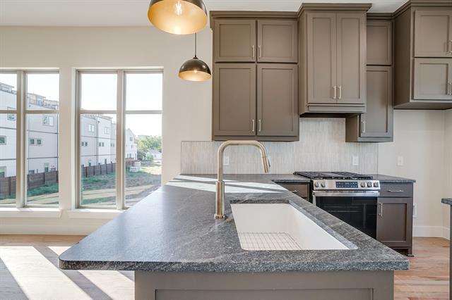 Building Photo - 302 Foch St