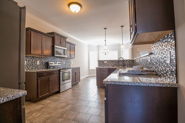 Building Photo - Huge 4 bd 3 ba Sango Go!