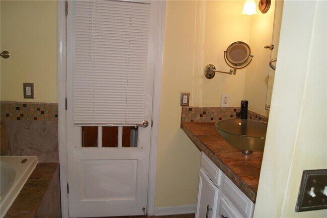 Building Photo - 4239 Glenforest Way