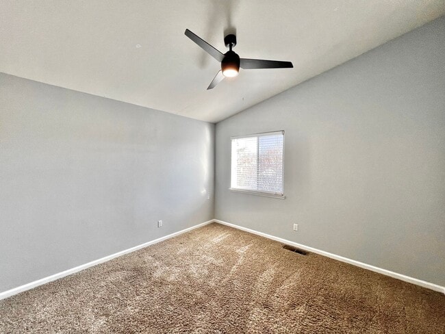 Building Photo - Large Hollister Home in Cul-de-sac