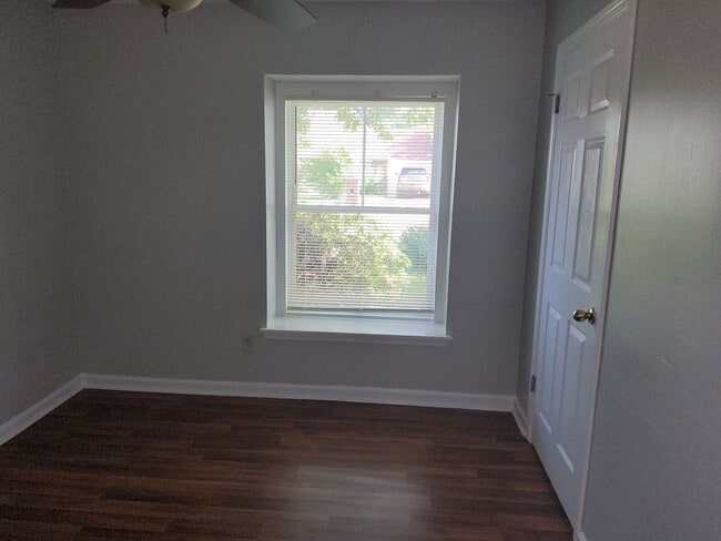 Building Photo - 7643 Ivy Hollow Dr