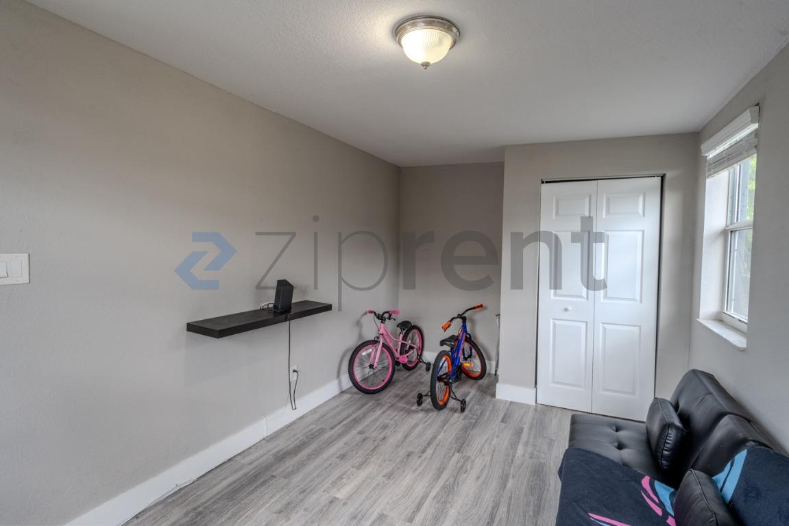 Building Photo - Unit