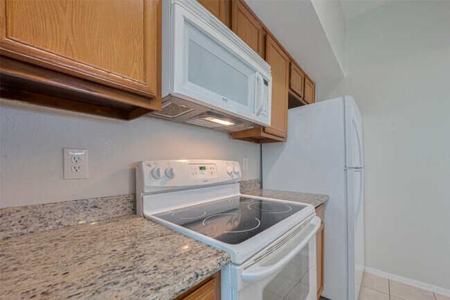 Building Photo - 2025 Augusta Dr