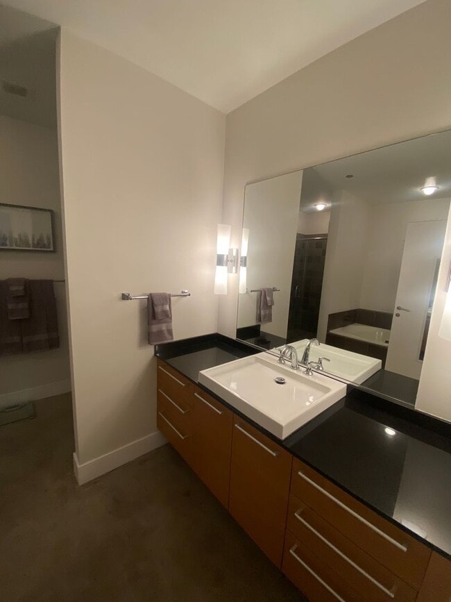 Building Photo - Stunning Fully Furnished Loft with Breatht...