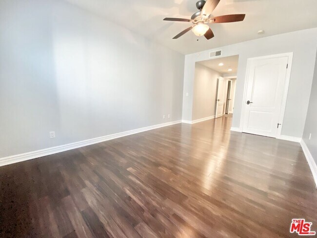 Building Photo - 1135 Rexford Dr