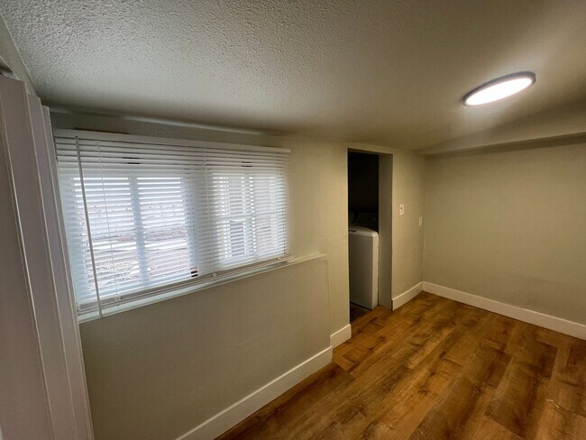 Building Photo - 2 Bed 1 Bath House in Westwood Neighborhood