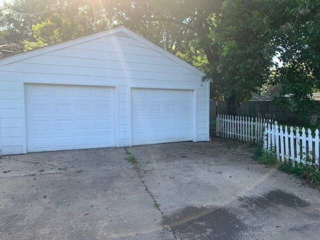 Building Photo - 1897 Cherry Rd