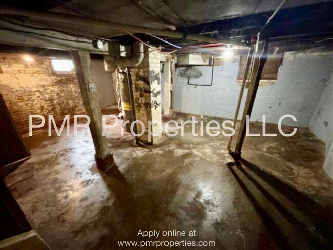 Building Photo - 2 Bedrooms / 1 Bathroom House