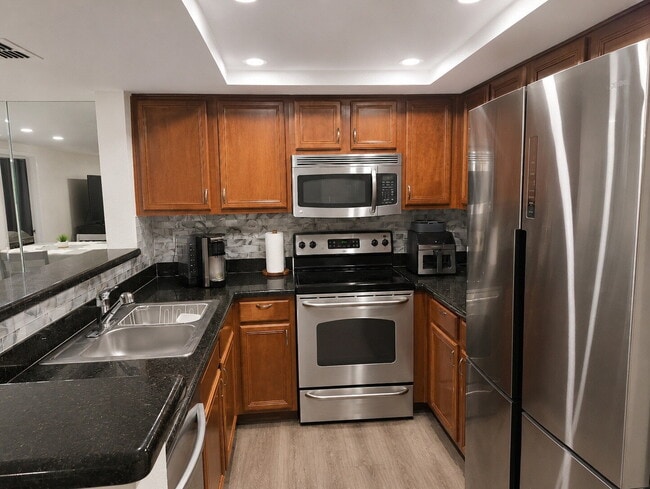 Building Photo - "Chic & Cozy 2-Bed, 2-Bath Furnished Retreat with Granite Elegance in Glendale Steps from Banner ...