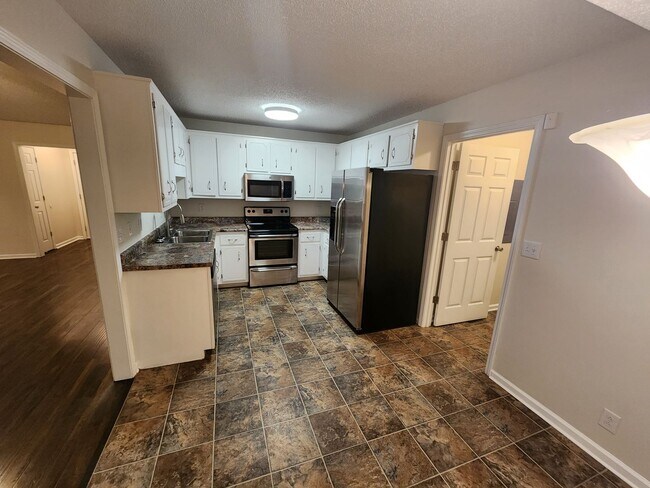 Building Photo - Cute Ranch Home Available Now