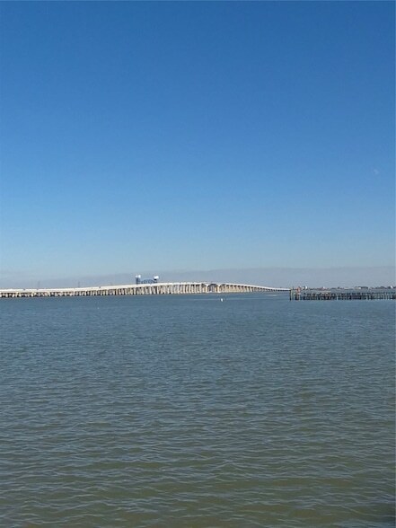 Building Photo - 500 Tiki Dr