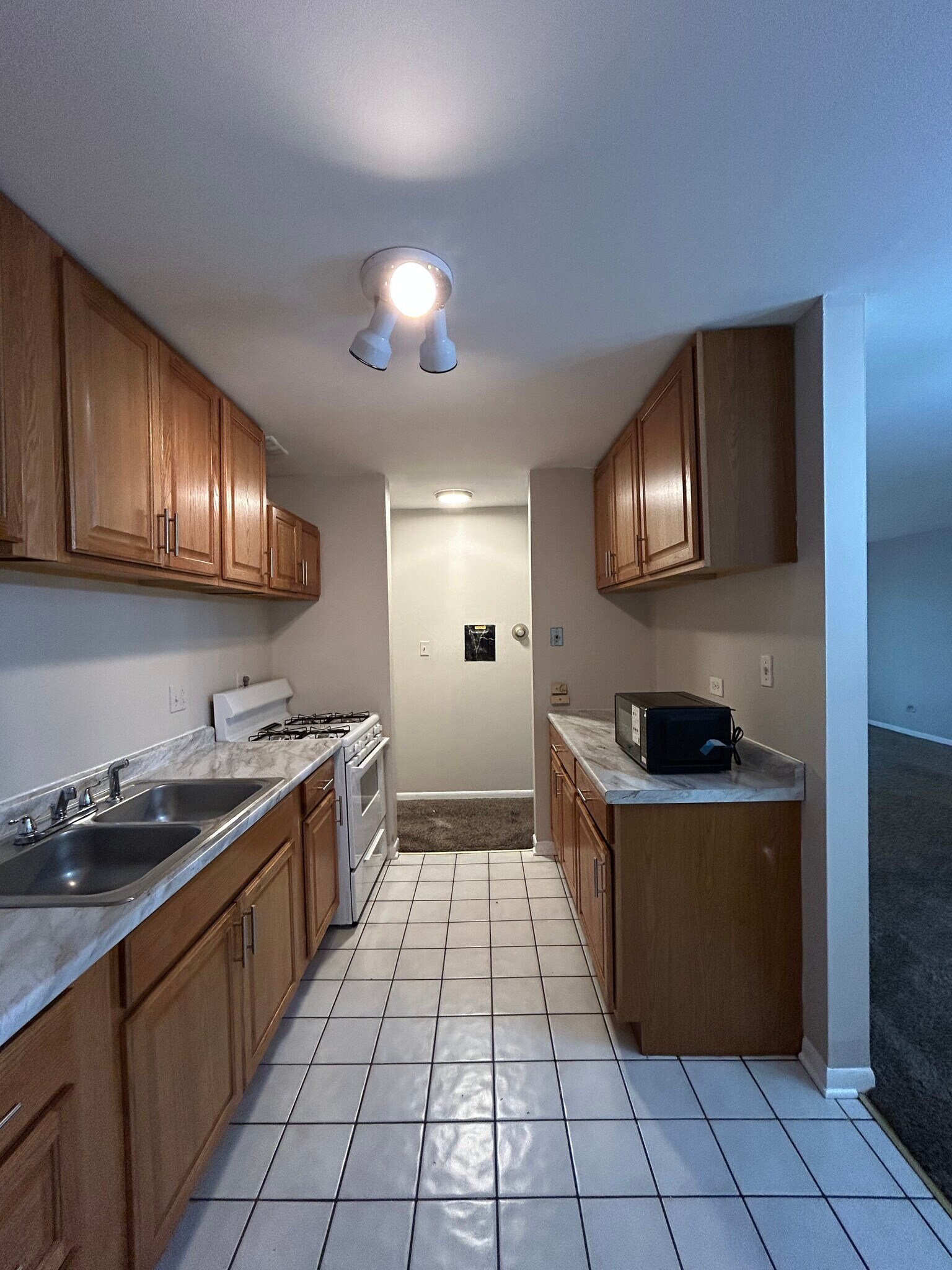 Building Photo - 555 Hill Dr
