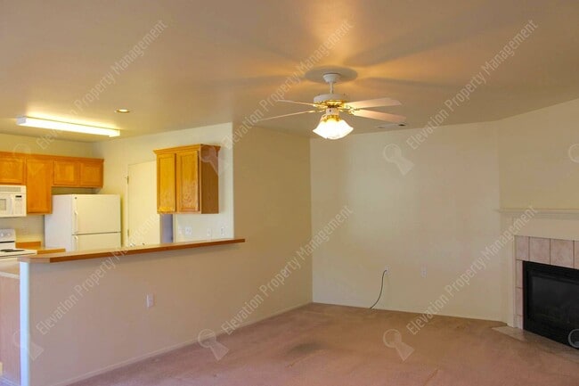 Building Photo - Great 2/2 BR Duplex near Pilot Butte
