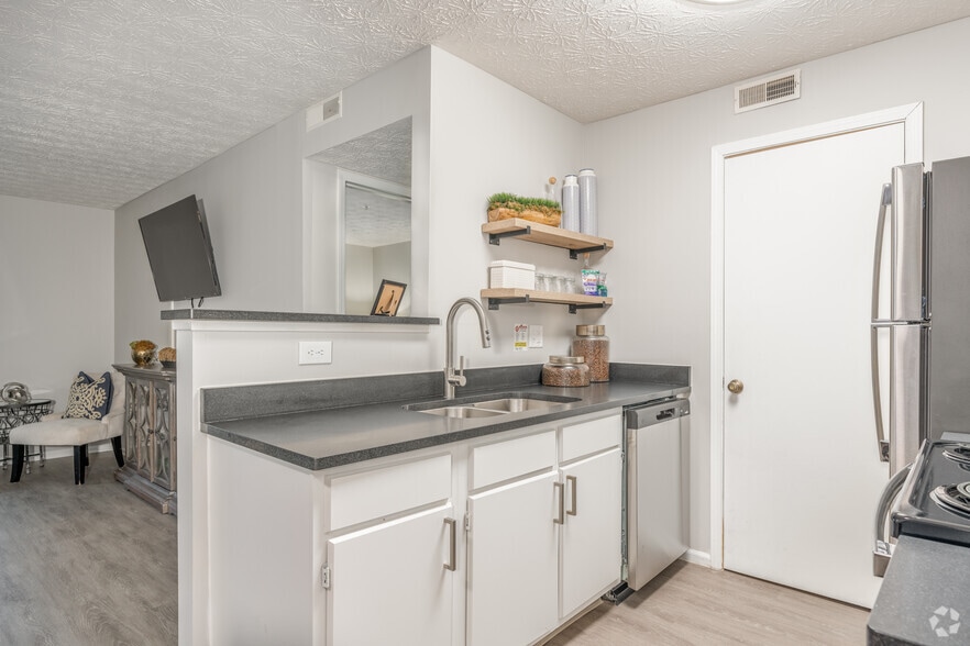 2BR, 2BA - 972SF - Kitchen - Enclave at Albany Park