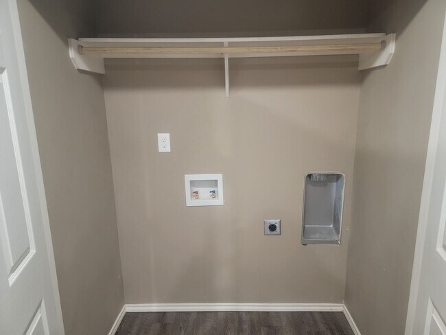 Building Photo - 3BD 2BR 1 CAR GARAGE *Section 8 approved