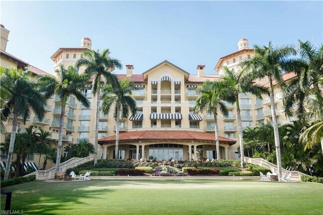 Building Photo - Beautifully decorated split 2/2 in stunnin...